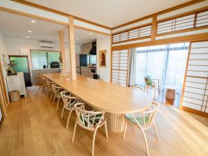 SengokuharaAshigarashimogun - Glamping - Vacation STAY 75753v的用餐室配有大型木桌和椅子