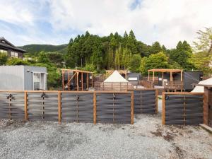 SengokuharaAshigarashimogun - Glamping - Vacation STAY 64129v的一座用大量木材建造的房子