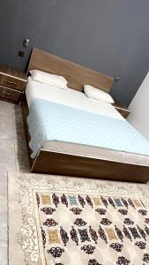 努瓦克肖特Atlantis的一张带木制床头板和地毯的床