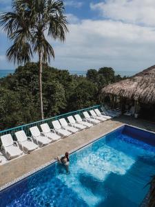洛斯纳兰霍斯Villa Maria Tayrona, Jungle and Sea Experience的度假村游泳池里的人