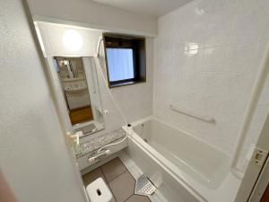 福冈Fukuoka - Apartment - Vacation STAY 00143v的白色的浴室设有浴缸和水槽。