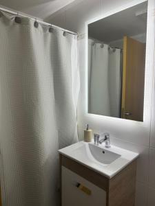 门多萨DEPARTAMENTO Céntrico MENDOZA的白色的浴室设有水槽和镜子