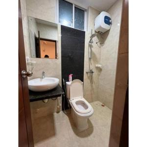 马累Ocean Apartments Hulhumale (Lot 10819)的一间带卫生间和水槽的浴室