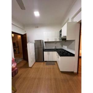 马累Ocean Apartments Hulhumale (Lot 10819)的厨房配有白色橱柜和不锈钢用具