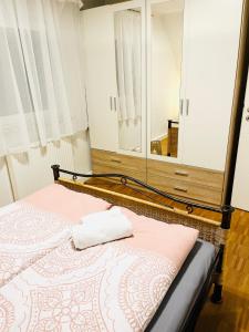 梅肯博伊伦SEEMOMENTE nahe Messe, Spieleland, Friedrichshafen的一间卧室配有一张带大镜子的床