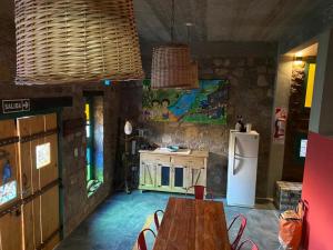 蒂尔卡拉La Llama Negra的厨房配有木桌和冰箱。