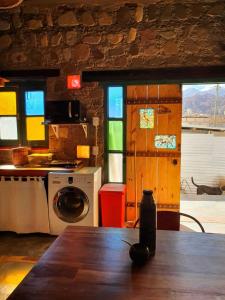 蒂尔卡拉La Llama Negra的厨房配有桌子和洗衣机。
