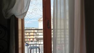 GrottePalazzo montagna的客房设有美景窗户。