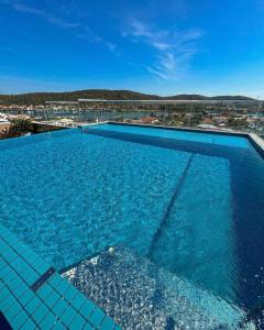 卡波布里奥Hotel Samba Cabo Frio的享有城市景致的大型游泳池