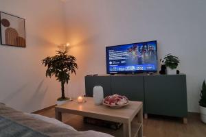 安特卫普Worker's Lodge - 2 Bedrooms & Court yard - Antwerp Smooth Stays的客厅配有电视和茶几