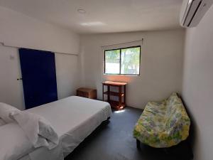 Playa Punta ArenaPunta Arena Beach Hostel的一间小卧室,配有两张床和窗户