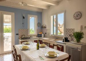 卡斯泰拉马莱Villa Antico Pozzo piscina privata SPA的厨房配有带白色桌布的桌子