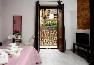 卡斯特布奥诺Mirose's holiday home 39的卧室配有粉红色的床,并可通往天井。