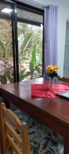 德雷克Corcovado & Drake Inn的一张木桌,上面有花瓶