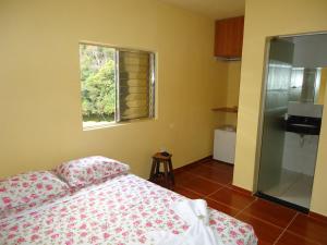 圣巴巴拉Pousada Maria Francisca的一间卧室设有一张床和一个窗口