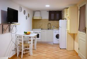 卡斯特布奥诺Mirose's holiday home 39的厨房配有桌子和白色冰箱。