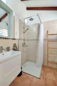 勒迪亚芒Ti Grounouy的带淋浴和盥洗盆的浴室