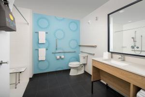 杰克逊维尔Tru By Hilton Jacksonville Airport的一间带卫生间和蓝色墙壁的浴室