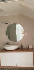 拉斯托伏Guesthouse Augusta Insula的浴室设有白色水槽和镜子