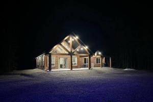 维勒蒙特The Highmark Cabin的一间晚上有灯的木屋