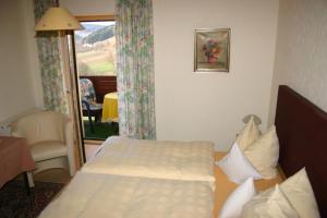 申贝格霍伊思旅馆的一间卧室配有一张床、一张桌子和一个窗户。