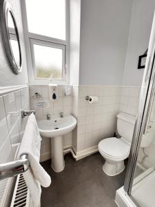 滨海韦斯顿The Grove的白色的浴室设有卫生间和水槽。