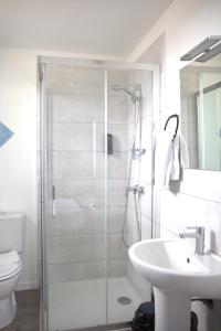 Couhé-VeracRELAIS 375的带淋浴、卫生间和盥洗盆的浴室