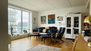 哥本哈根ApartmentInCopenhagen Apartment 1596的客厅配有沙发和桌子