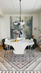 哥本哈根ApartmentInCopenhagen Apartment 1596的一间配备有白色桌椅的用餐室