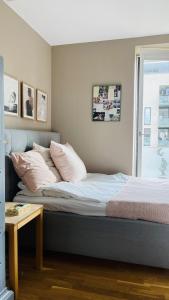 哥本哈根ApartmentInCopenhagen Apartment 1596的一张带白色床单和枕头的床