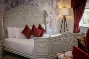 唐克斯特Best Western Premier Doncaster Mount Pleasant Hotel的卧室配有带红色枕头的白色床