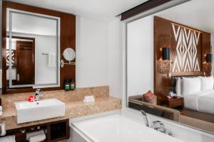 南迪Crowne Plaza Fiji Nadi Bay Resort & Spa, an IHG Hotel的一间带水槽和大镜子的浴室
