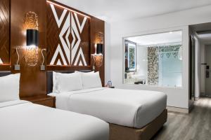 南迪Crowne Plaza Fiji Nadi Bay Resort & Spa, an IHG Hotel的酒店客房,设有两张床和镜子
