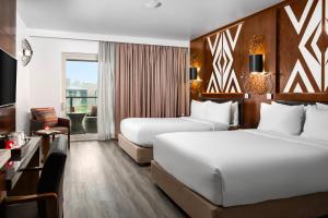 南迪Crowne Plaza Fiji Nadi Bay Resort & Spa, an IHG Hotel的酒店客房设有两张床和电视。