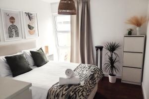 都柏林O'Connell Place的一间卧室配有一张床,床上有毛巾