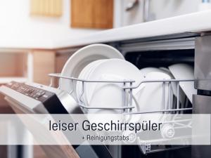 施马伦贝格Ferienhaus Dackelglück的一台带盘子和盘子的洗碗机