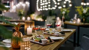 布里斯班voco Brisbane City Centre, an IHG Hotel的一张桌子,上面放着酒和食物