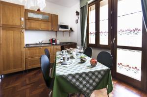 IttiriSa Mariposa的厨房配有一张带绿色和白色桌布的桌子。
