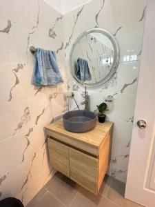 圣地亚哥洛斯卡巴Richie’s House En Licey Al Medio的一间带水槽和镜子的浴室