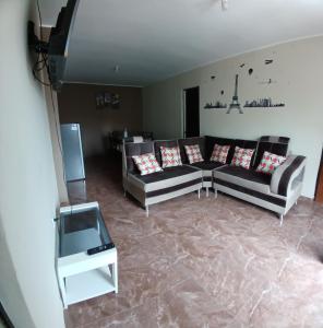 瓦努科DEPARTAMENTO AMOBLADO 4 Camas 3 habitaciones的客厅配有两张沙发和一台电视