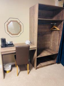 考文垂海兰斯酒店的一张带椅子和镜子的木桌