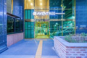 首尔Hotel Aventree Yeouido的建筑物入口,上面有标志