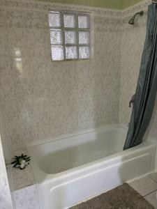 格罗斯岛Kay Marni: Your Saint Lucian home的带窗户的浴室内的白色浴缸