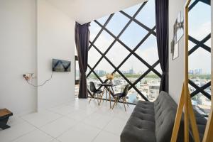 胡志明市Huyen Apartment的客厅设有大玻璃窗