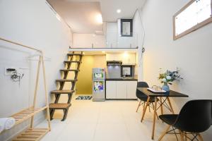 胡志明市Huyen Apartment的厨房设有楼梯和桌椅