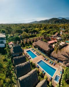 帕洛米诺Tiki Hut Hostel的享有度假胜地的空中景致,设有2个游泳池