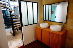 波尔多Lovely townhouse Bordeaux的浴室设有2个水槽和镜子