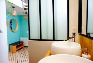 波尔多Lovely townhouse Bordeaux的浴室设有白色水槽和镜子