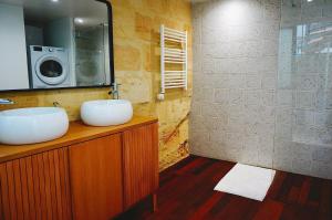 波尔多Lovely townhouse Bordeaux的一间带水槽和洗衣机的浴室