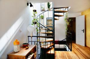 波尔多Lovely townhouse Bordeaux的客厅里种植了植物,设有螺旋楼梯